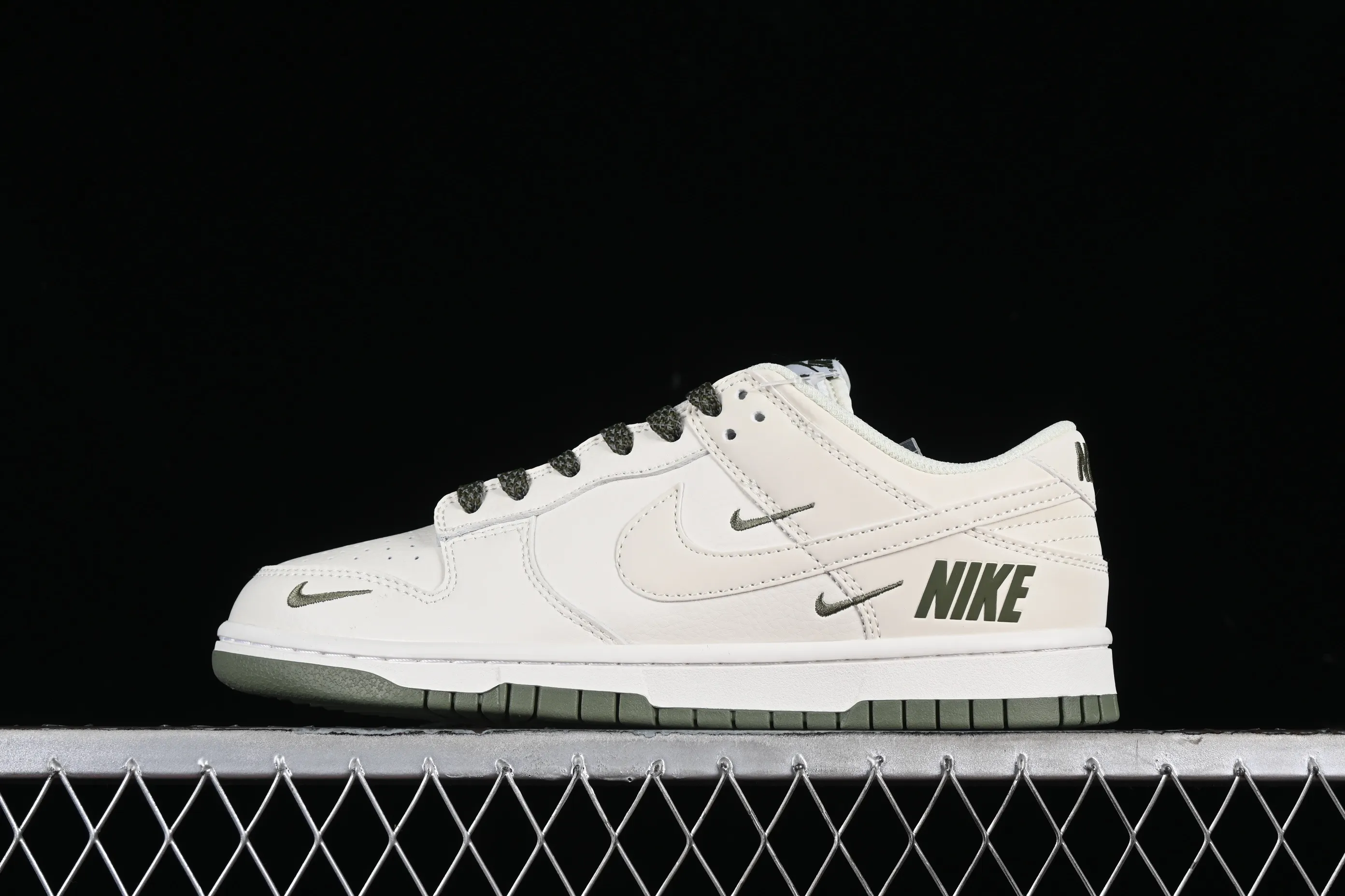 All categories Nk SB Dunk Series Nk SB Dunk Low High-end customized low-top sneakers F version Nk SB Dunk Low joint three hooks military green color low-top casual sports skateboard shoes NK5639-323